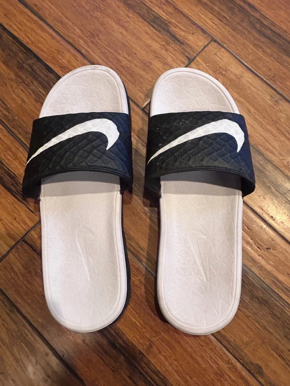 Nike Benassi SolarSoft Slides. Black/white. Very good condition. Size 9.